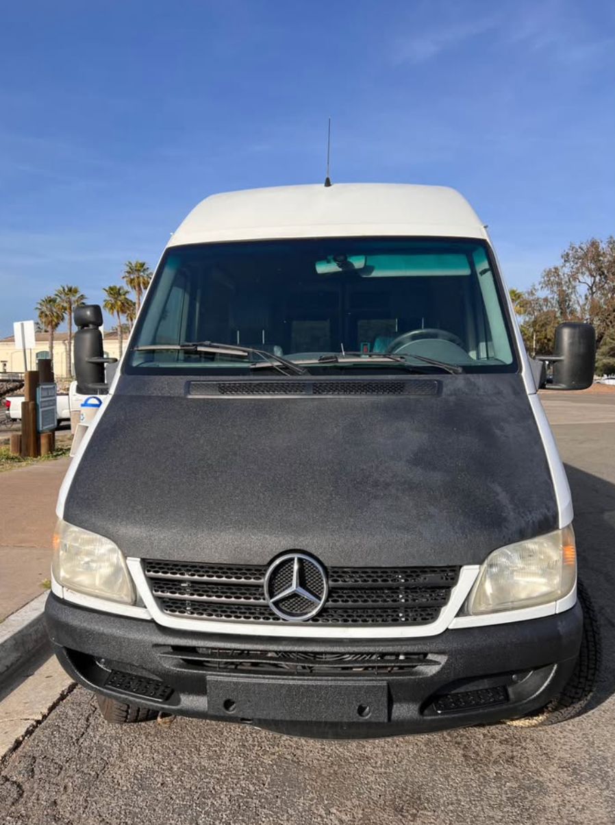 2003 Freightliner/Dodge Sprinter 2500 front