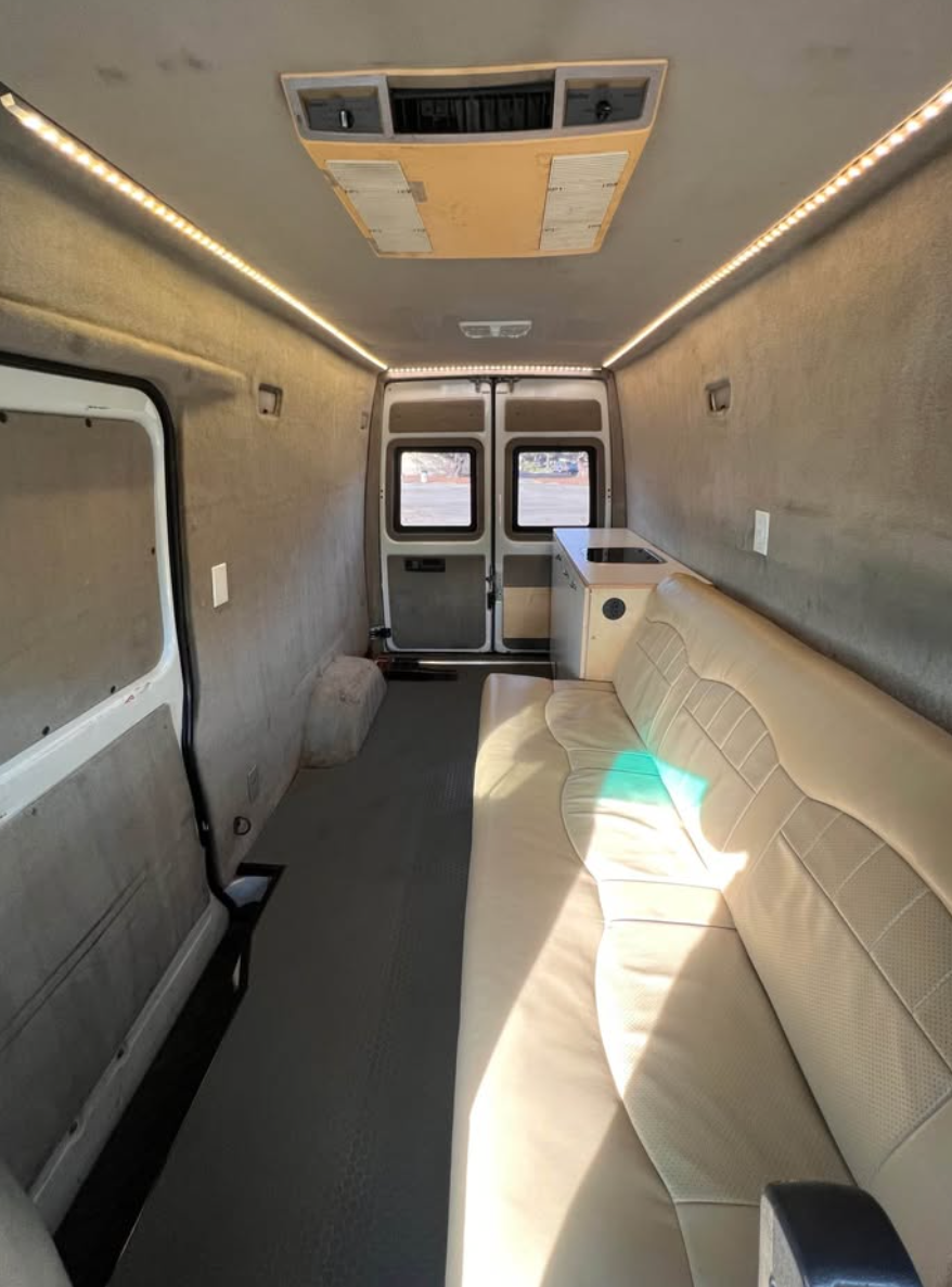 2003 Freightliner/Dodge Sprinter 2500 interior 3