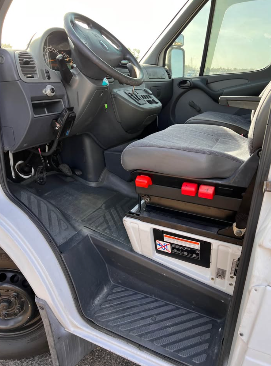 2003 Freightliner/Dodge Sprinter 2500 interior