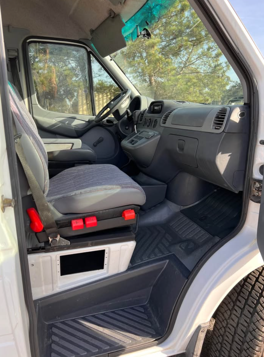 2003 Freightliner/Dodge Sprinter 2500 interior 2